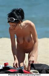 AmateurPicture-sexy milf on the beach nude...